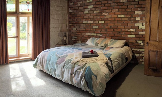 Briagolong House | Cosy Mud brick Bush-Getaway nPet Friendly & country Views