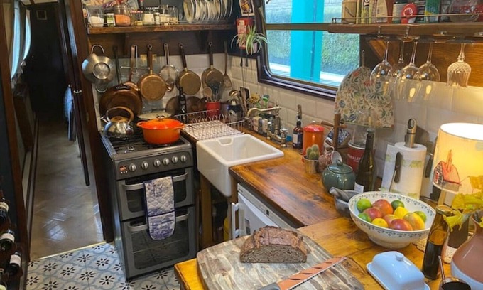 Leeds Boat Rental | Cosy Narrowboat Benedict, Clarence Dock Leeds