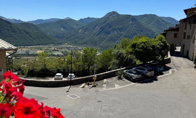 Espinasses House | Cosy nest in Théus with panoramic view