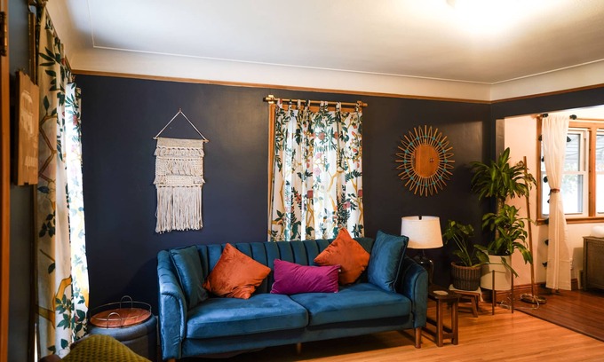 Waite Park House | Cosy Nest Welcomes Pets. Comfortable Work-from-Home Space, & Garage Parking.