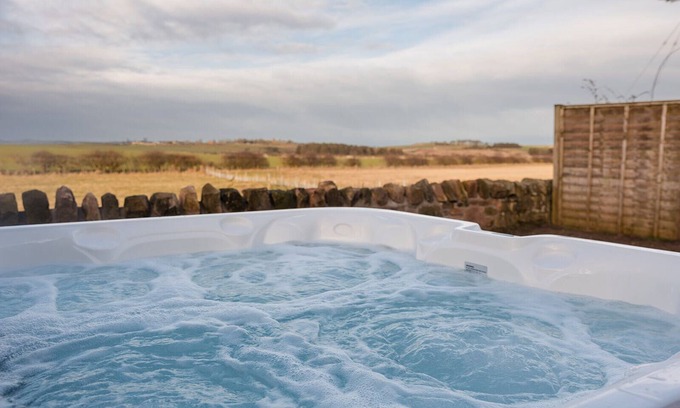 Berwick-upon-Tweed Cottage | Cosy Northumberland farm cottage with hot tub in quiet location