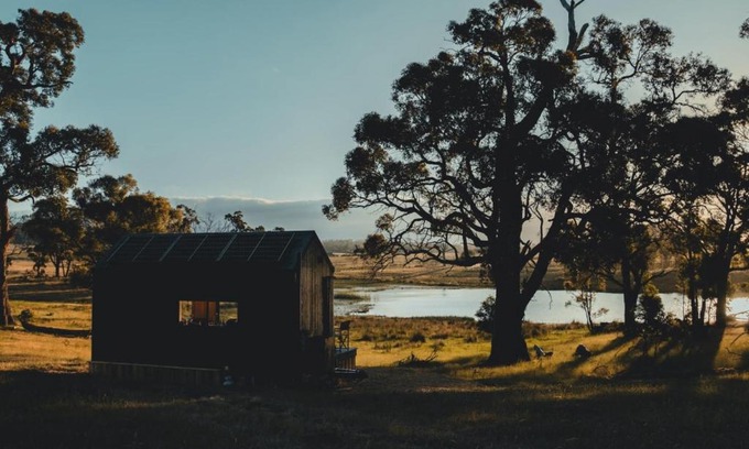 Pipers Creek House | Cosy Off-Grid Cabin with Lake View - Galeb