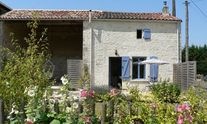 Crezieres Cottage | Cosy, pet friendly cottage for 2 in pretty countryside