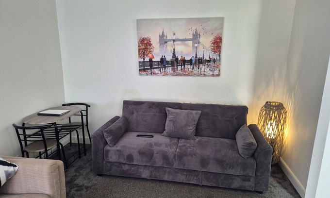 Shotts Apartment | Cosy pub flat in Shotts between Glasgow and Edinburgh