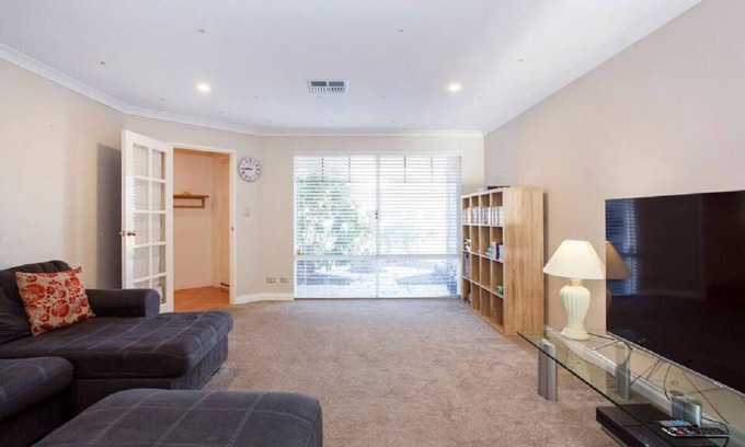 Baldivis House | Cosy Retreat, 10 minutes to beaches! Great for short or long stay holidays.
