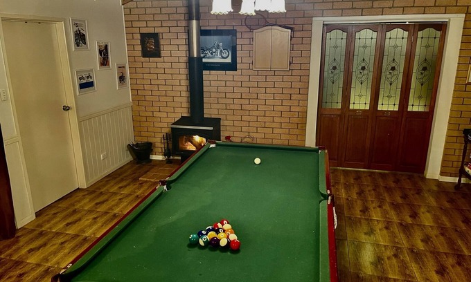 Palen Creek House | Cosy Retreat, 2 Fireplaces, Hot Tub, Pool table, Fire Pit , Mountain View’s.
