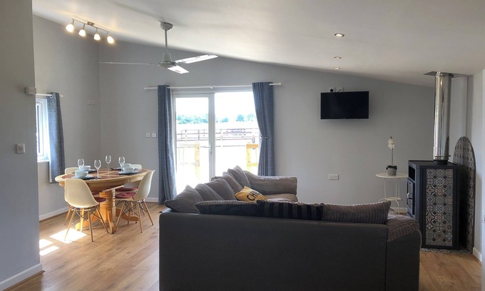 Bury St Edmunds Cabin | Cosy Retreat on Kings Forest - Nightingale Lodge