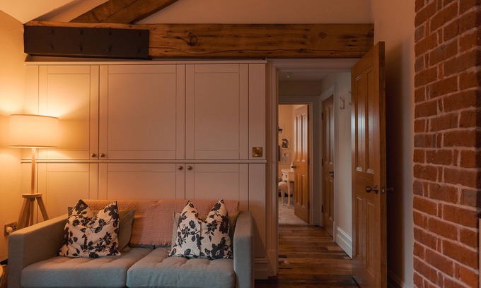 High Peak Apartment | Cosy romantic suite in a 16thC listed building