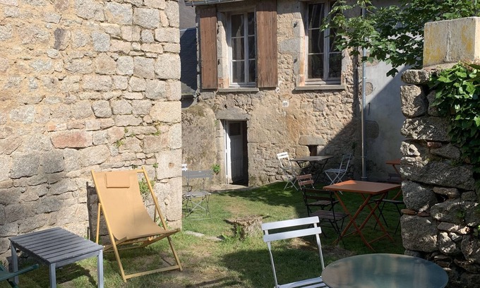 Lormes Bed & Breakfast | Cosy Room au Cœur du Village