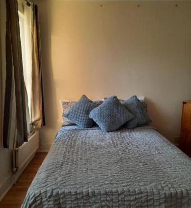 Walthamstow Bed & Breakfast | cosy room by c