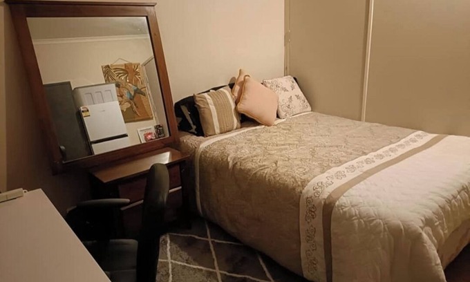 Manor Lakes House | Cosy Room Close to all amenities!30 mins Train ride to Melbourne CBD