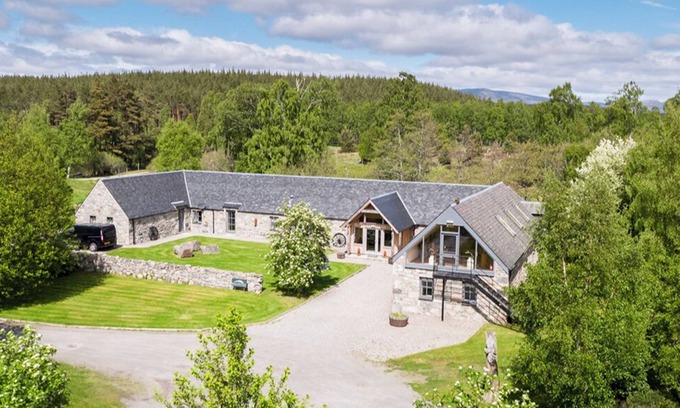 Kingussie Cabin | Cosy, rustic retreat in the Cairngorms National Park, surrounded by wild nature.