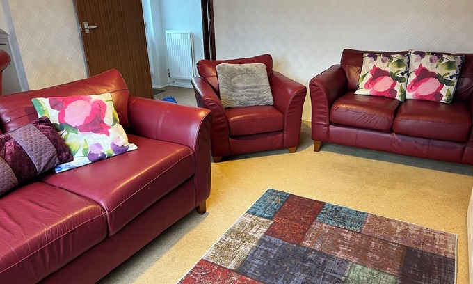 Tea Green House | Cosy Secure Clean House with Parking near Luton Airport