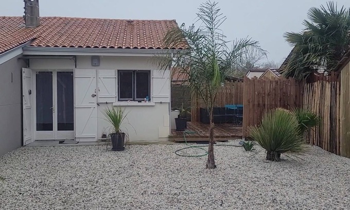 Lanton House | Cosy semi-detached house, terrace 800m from the swimming pool