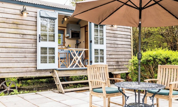 Moylegrove Cabin | Cosy shepherd’s hut in Moylegrove. The perfect escape for couples in Pembrokeshire.