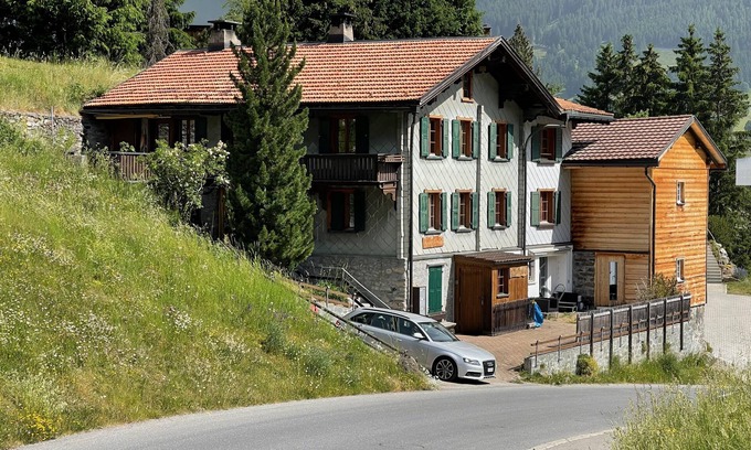 Klosters-Serneus Ski Chalet | Cosy Ski-in Mountain chic 4,5 rooms apartment