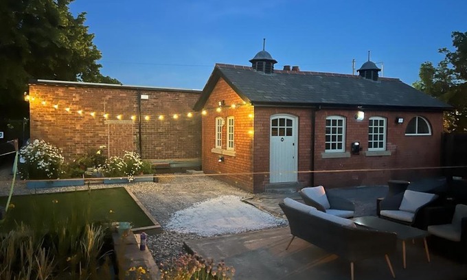 Bromborough Apartment | Cosy small cottage in Wirral Merseyside with kitchen