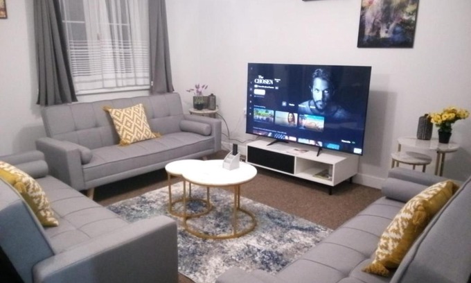 Cradley House | Cosy & Spacious 4 Bedroom House with Free Parking in Birmingham