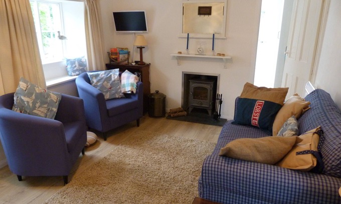 The Lizard Cottage | Cosy Stoneturner's Cottage, Lizard Village, fully equipped, private garden