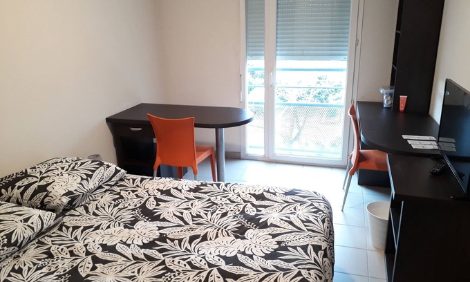 Saint-Priest-en-Jarez Apartment | Cosy studio facing north hospital on ground floor with small courtyard.