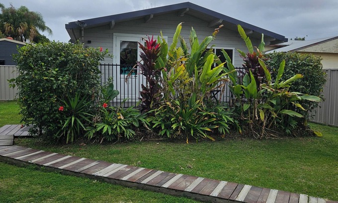 Maryborough Cabin | Cosy Studio Cabin at 94 Churchill Street, Maryborough QLD (Pet Friendly)