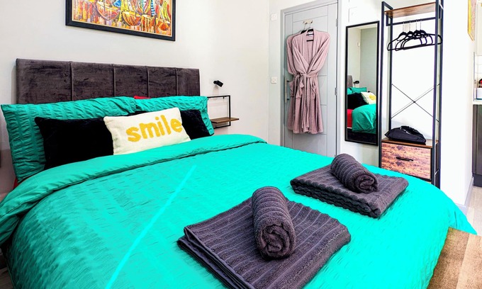 Sandiway Cabin | Cosy studio retreat with a hot tub, perfect for relaxing and exploring Cheshire