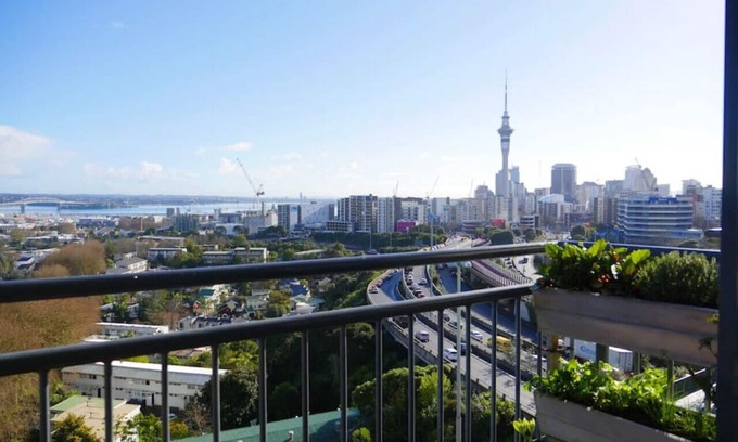 Newton Apartment | Cosy studio with balcony and amazing views!