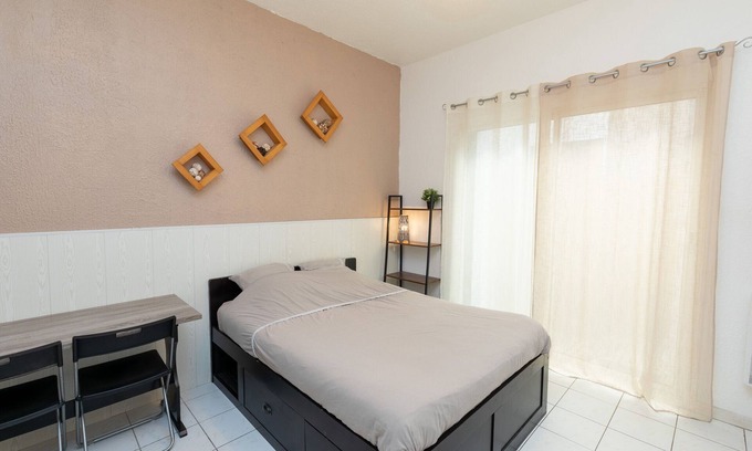 Les Arceaux Apartment | Cosy studio with small courtyard