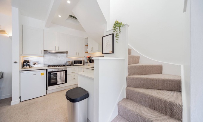 Kensal Green House | Cosy & Stylish 3 Bed House Near Shepherd’ Bush+ Central London | Wi-Fi | Parking