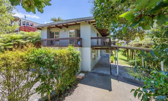 Glenfield House | Cosy Stylish Glenfield Home: Bush Views, Serenity, and Modern Comfort
