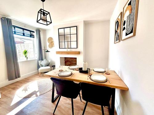 Eastwood House | Cosy & stylish home contractor friendly - King size bed - Netflix - Fast Broadband - Private Garden - Coffee machine