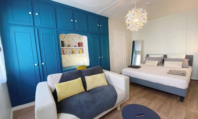 Chateau-Renault Apartment | ★ Cosy T1 ☆ Close to shops and main roads ★