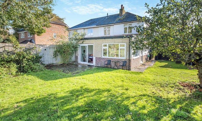 Hayling Island Cottage | Cosy three-bedroom holiday home on Hayling Island.