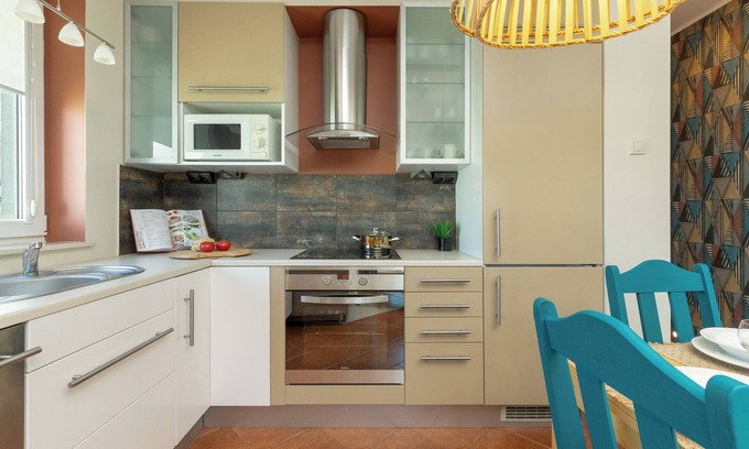 Emaus Apartment | Cosy Turquoise Apartment by Renters