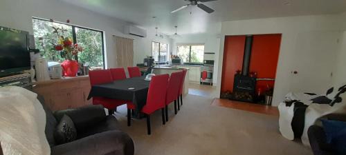 Waipapa Apartment | Cosy Unit 3 bdrms Two dogs live onsite with me