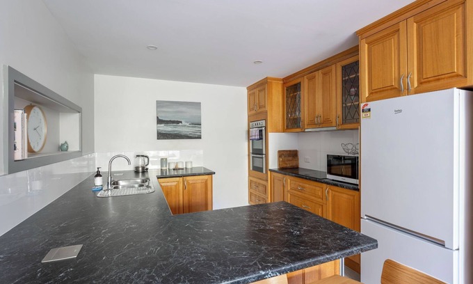 Montello Apartment | Cosy Unit With a Sea View