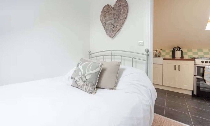 Giltbrook Apartment | Cosy Village Apartment in Nottingham with parking