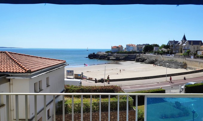 Pontaillac Apartment | Cosy, waterfront apartment on the Pigeonnier beach