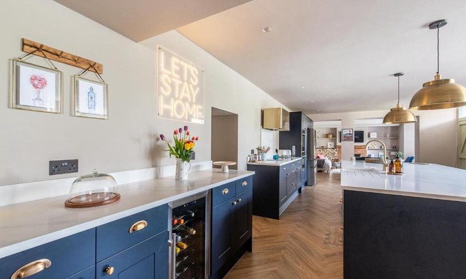 Warminster House | Cosy Winter Hideaway - log burner hot tub & bar!