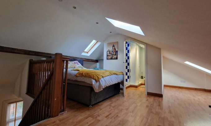 Evesham House | CosyHomeStay Evesham Spacious home W/Free Parking & WiFi