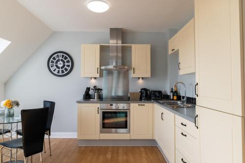 Derby Apartment | Cotels - The Millhouse NEWLY REFURBISHED MODERN APARTMENTS WITH ULTRAFAST BROADBAND, FREE PARKING & A WORK DESK