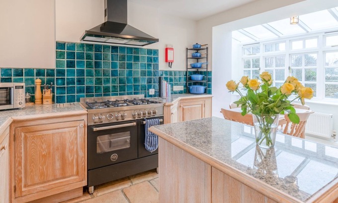 Coln St Aldwyns Cottage | Cotswold Cottage - sleeps 6 guests in 3 bedrooms