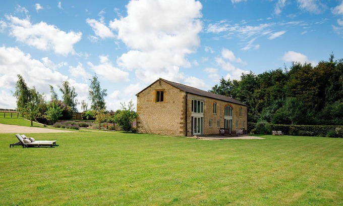 Whichford House | Cotswold Farmhouse Barn - stunning views