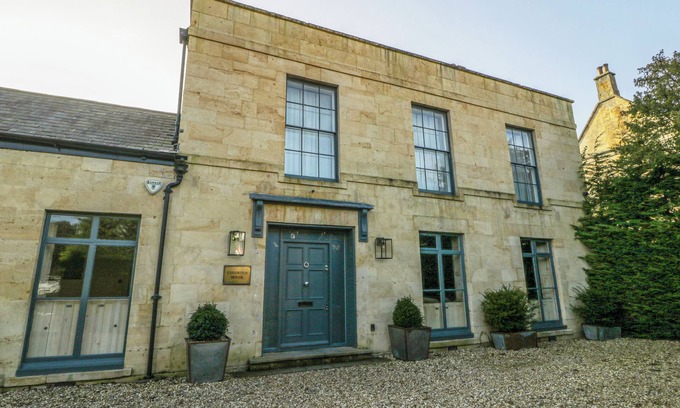 Moreton-in-Marsh Cottage | COTSWOLD HOUSE, pet friendly, with open fire in Moreton-In-Marsh