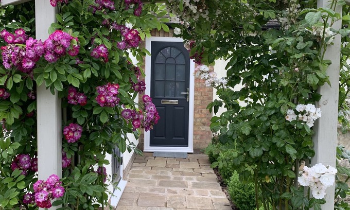 Witney Apartment | Cotswolds Bibury Oxford Blenheim Jeremy Clarkson Caswell