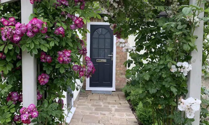 Witney Apartment | Cotswolds Blenheim Burford Oxford Bibury Minster Mill Diddly Farmers Dog Soho