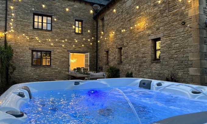 Burton House | Cotswolds Retreat - Bath & Castle Combe - Hot Tub