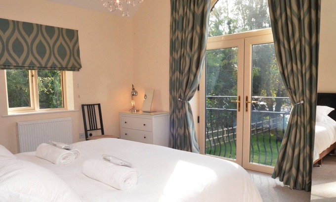 Stroud House | Cotswolds Valleys Accommodation - Stony House - Exclusive use spacious four bedroom holiday home