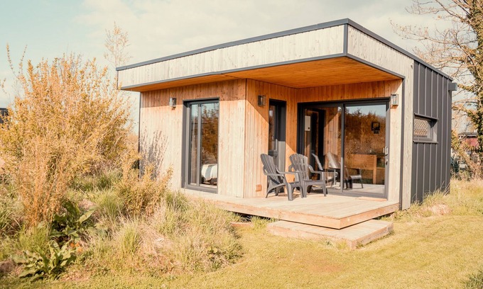 Saint-Quentin-en-Tourmont Cottage | Cottage in front of water