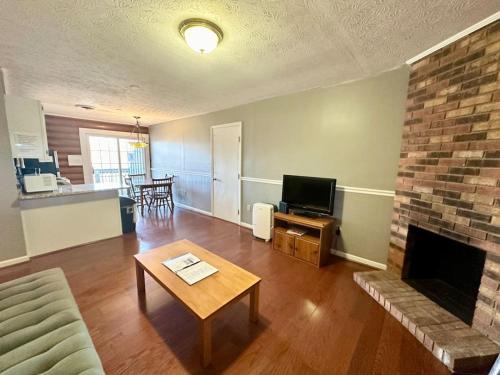 Nancy House | Cottage 10 Lees Ford Marina